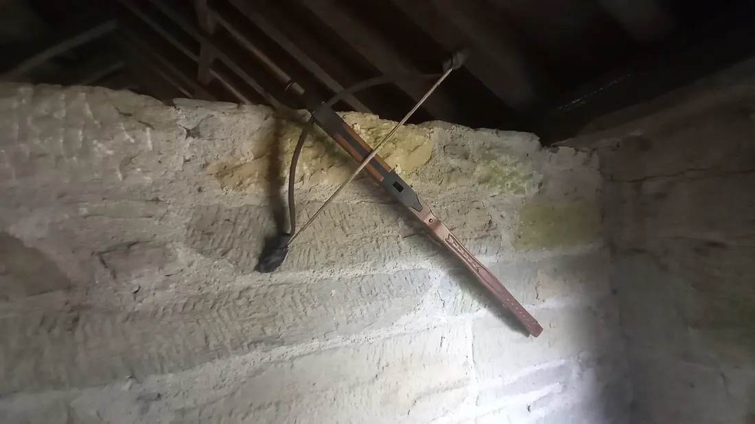 Les amres de défense et d'attaque sont entrposées dans les tours du château. 